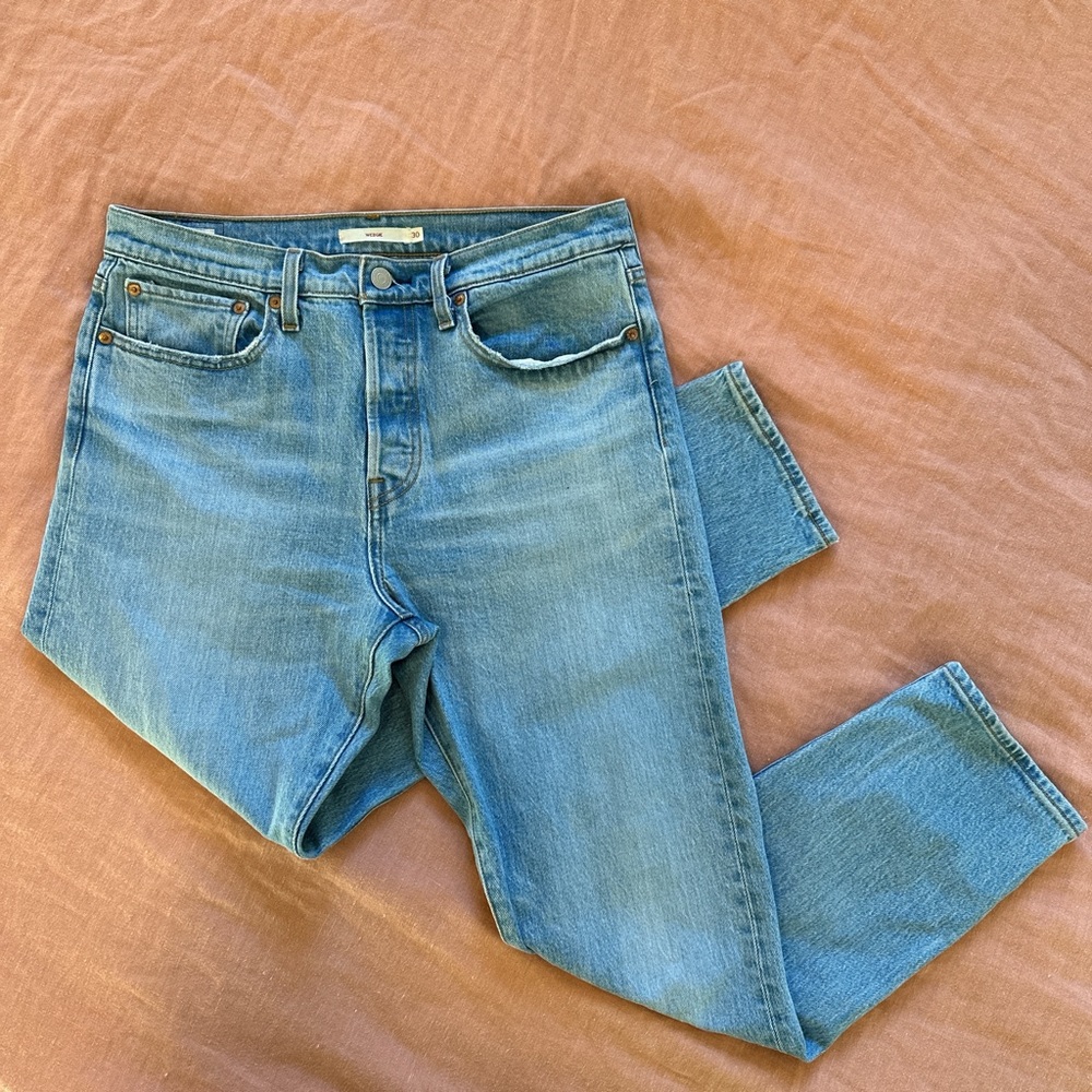 Levi’s Wedgie in Light Wash 🐎 - Picture 1 of 3